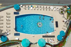 檀香山伊利凯豪华公寓式酒店的享有度假村游泳池的顶部景致