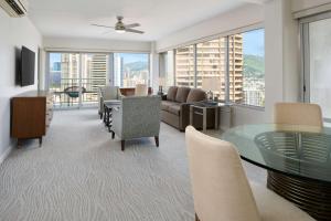 檀香山伊利凯豪华公寓式酒店的客厅配有沙发和桌子