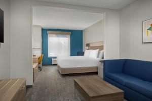 格林斯伯勒机场 - 林斯伯勒度假快捷套房&酒店的酒店客房,配有床和沙发