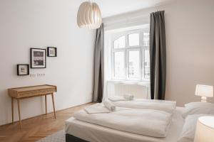 维也纳HeyMi Apartments Zentagasse的白色的客房设有两张床和窗户。