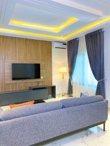 阿布贾Omah Apartments的带沙发和电视的客厅