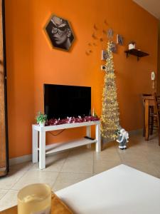蒙塞拉托ButterflyHouse的客厅配有圣诞树和电视