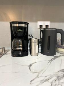 特里卡拉Cozy Flat的柜台上的咖啡机和咖啡壶