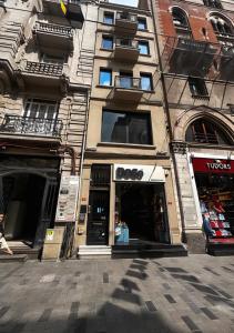 伊斯坦布尔Magnova Studios的大楼前的街道上的商店