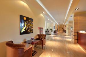 金沙黄金线公寓酒店的医院走廊,带椅子和桌子
