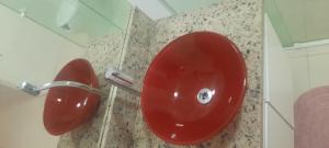 卡斯卡韦尔VS HOSPEDAGEM的浴室隔间内的红色马桶座