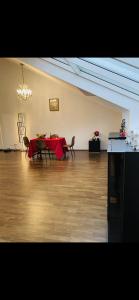 维也纳Luxury in the Heart of Vienna的一间用餐室,配有红色的桌子和椅子