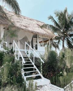 珀尼达岛Tropical Glamping Nusa Penida - Private Romantic Seaside Bungalow Diamond Beach的通往棕榈树房屋的楼梯