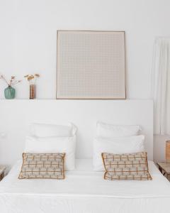 哈隆Cuatre Finques的卧室拥有白色的墙壁,配有一张带两个枕头的白色床。