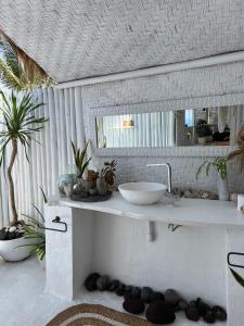 珀尼达岛Tropical Glamping Nusa Penida - Private Romantic Seaside Bungalow Diamond Beach的白色的浴室设有水槽和镜子