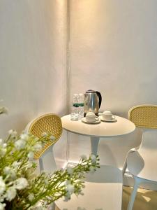 安吉利斯Hotel Euroasia By BLUEBOOKERS的白色的桌椅和茶壶