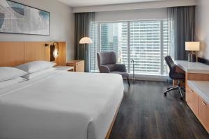 多伦多马里奥特多伦多德尔塔酒店的酒店客房设有一张大床和一张书桌。
