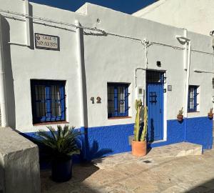 莫哈卡尔Little Casita的蓝色和白色的建筑,设有蓝色的门和窗户
