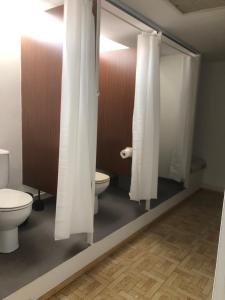 阿雷西费Urban rest zone and coworking的浴室设有2个卫生间和白色淋浴窗帘