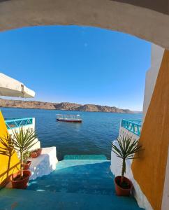 Naj‘ TinjārMiskaa Nubian House的船景水体