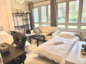 伦敦Spacious modern family bedroom in Central London的客厅配有床和沙发