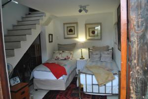 海德堡Buckhouse Elegant Village Apartment的一间带两张床的卧室和楼梯