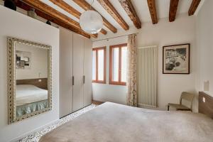威尼斯Cà Boldo Terrace 2.0的一间带镜子和床的卧室