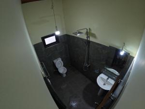 努沃勒埃利耶Crown Resort的一间带卫生间和水槽的浴室