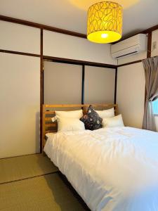 湖西市Nobana Mikkabi - Vacation STAY 14751的卧室配有白色的床和木制床头板