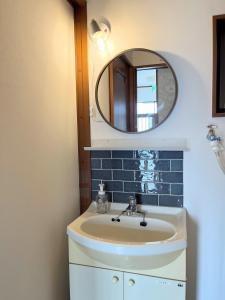 湖西市Nobana Mikkabi - Vacation STAY 14751的一间带水槽和镜子的浴室
