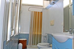 阿尔盖罗Alghero Budget Automated check in的一间带卫生间和水槽的浴室
