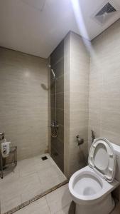 河内Meii House - Vinhome Ocean Park S201的一间带卫生间和淋浴的浴室