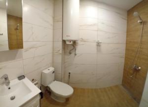 鲁塞Витски的浴室配有卫生间、盥洗盆和淋浴。