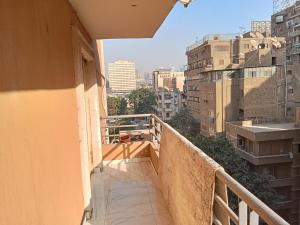 开罗The perfect stay in Cairo al muhandesin Nile luxury apartment的市景阳台