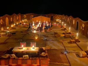 El GoueraCamp Desert Bivouac Chegaga的一群人晚上站在街上