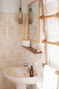 阿杭格默Marshmallow Homestay的一间带水槽和镜子的浴室