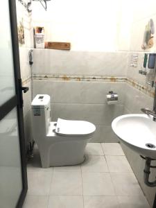 高平Gia Bảo Homestay - Cao Bằng的一间带卫生间和水槽的浴室