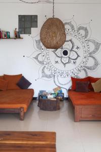 阿杭格默Marshmallow Homestay的客厅设有两张沙发和墙上的绘画
