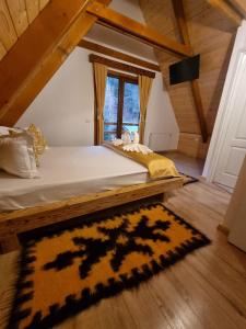 莫伊塞Casuta Armonia的一间卧室配有床、地毯和窗户