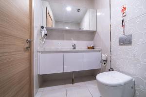 伊斯坦布尔Mardy Hotel的白色的浴室设有卫生间和水槽。