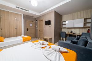 伊斯坦布尔Mardy Hotel的酒店客房,设有两张床和一张沙发