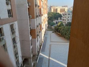 开罗Cairo Giza cozy modern luxury apartment near the Nile and museum شقة مودرن المهندسين的从大楼欣赏到城市街道的景色
