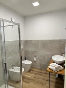 索马伦巴多Azienda agrituristica Scotti的一间带水槽、浴缸和卫生间的浴室