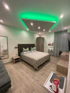 罗马Domus Cinecittà的一间卧室设有一张带绿灯的天花板床。