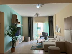 迪拜Nice Location - 76 m2的客厅配有沙发和桌子