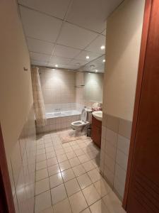 迪拜Nice Location - 76 m2的一间带卫生间和浴缸的浴室