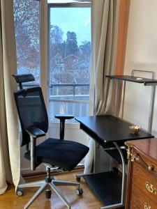 泰比Stockholm City Room for digital Nomads Elegance & Comfort - Tryggt & Privat - Room3的窗户客房内的桌椅