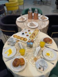 瓦尔扎扎特Hotel Warda的一张桌子,上面放着早餐盘