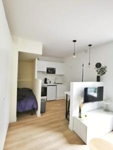 朗斯L'alcôve (Centre - Gare - Commerces)的白色的客房配有一张床和一张书桌