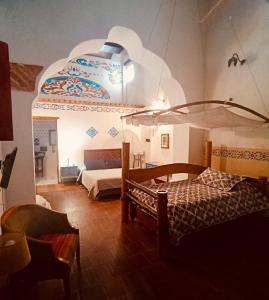 蒙波斯CASA SINNING-año1637的客房设有带一张床的卧室和天花板