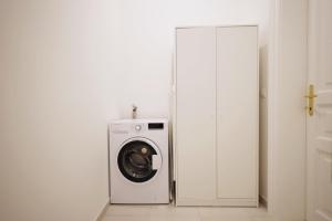 维也纳HeyMi Apartments Zentagasse的白色的洗衣机和烘干机