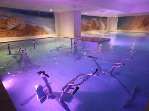 卡萨布兰卡New Hotel Piscine Wellness & Spa的一个带椅子的大型游泳池