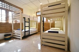 韦利格默Plan B Coliving & Coworking的一间卧室配有两张双层床。