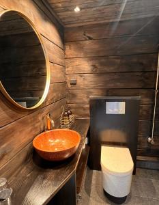 乌茨约基瓦尔假日公园的一间带铜制水槽和镜子的浴室