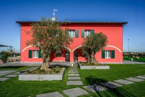 福尔米吉内Borgo degli Ulivi的前面有两棵树的红色建筑